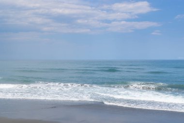 Mavi gökyüzü ve güneşli bir günde kumsal