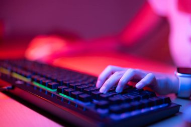 Profesyonel video oyunu stüdyosundaki klavyede el ele tutuşun. 