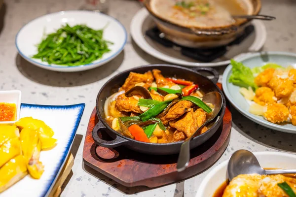 中国のレストランのテーブルに多くの料理と家族の夕食 — ストック写真