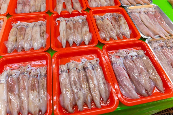 Verkauf Von Rohen Tintenfischen Auf Dem Feuchten Markt — Stockfoto