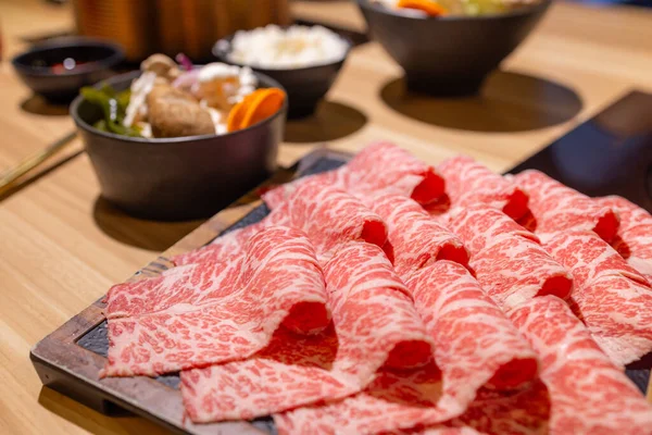 火锅餐厅的生鲜牛肉片 — 图库照片