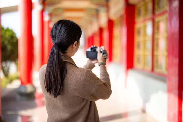 Turista Mujer Utilizar Cámara Digital Para Tomar Foto — Foto de Stock