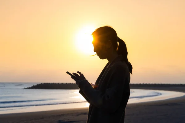 Силуэт Женщины Использовать Мобильный Телефон Закате Пляже — стоковое фото