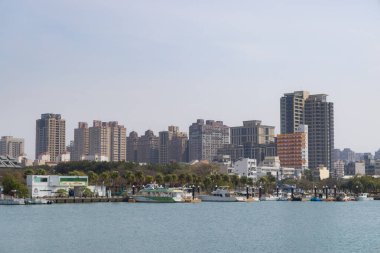 Tainan, Tayvan - 28 Şubat 2023: Nehir manzaralı Tainan şehri