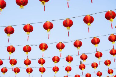 Çin kırmızı feneri gökyüzünde asılı.