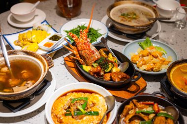 Restoranda ıstakoz yemeği ve Tayvan mutfağı.