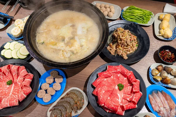 Hotpot Dengan Potongan Daging Segar Dan Makanan Restoran — Stok Foto