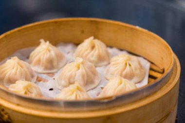 Restoranda Çin usulü çorba ekmeği.