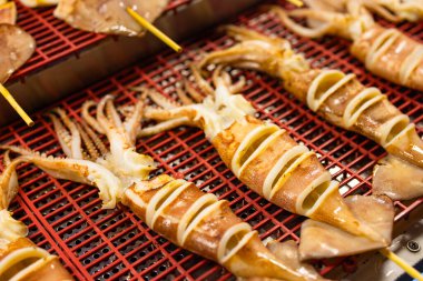 Sokak pazarında mürekkep balığı şişi.