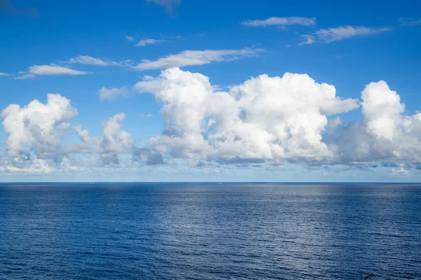 เมฆส ขาวและท องฟ าเหน อทะเล — ภาพถ่ายสต็อก