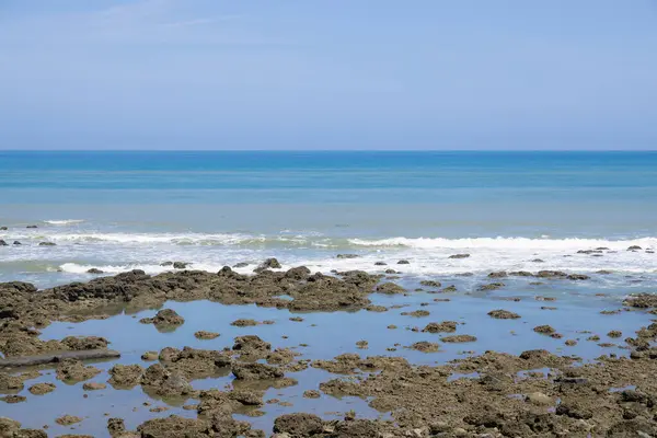 Mavi gökyüzü ile deniz kayalıkları