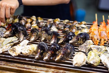 Izgara metal ağda karışık deniz ürünleri barbeküsü