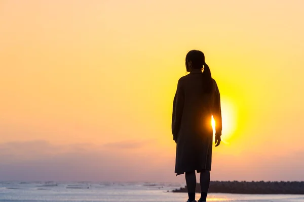 Sylwetka Kobiety Stojącej Zachodzie Słońca Plaży — Zdjęcie stockowe