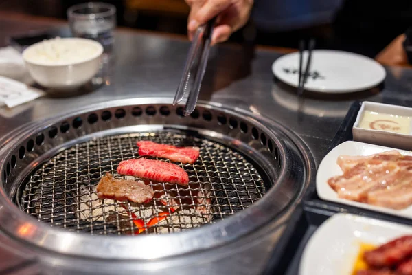Ψητό Βοδινό Κρέας Στο Μεταλλικό Δίχτυ Στο Ιαπωνικό Εστιατόριο — Φωτογραφία Αρχείου