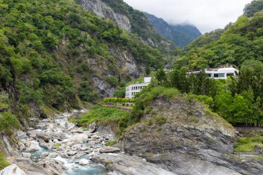 Liwu Nehri Vadisi ve Taroko Ulusal Parkı 'ndaki yüksek dağ yamacı.