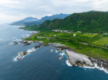 Fengbin Kasabası 'ndaki Tayvan Hualien pirinç tarlası üzerinde uçan İHA Sahil Taşı Basamağı Kayığı Ovası