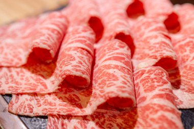 Hot pot restoranında taze çiğ et dilimi.