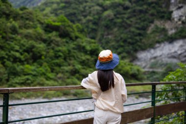 Kadın Tayvan 'da Hualien taroko yürüyüşüne gidiyor. 
