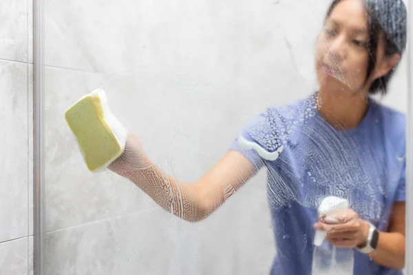 Mujer Quitar Manchas Agua Dura Depósitos Baño —  Fotos de Stock