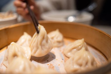 Restoranda Çin usulü çorba ekmeği.