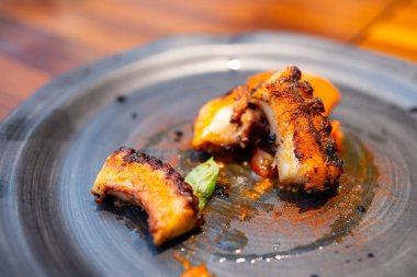 Lokantadaki tabakta kalamar ızgara.