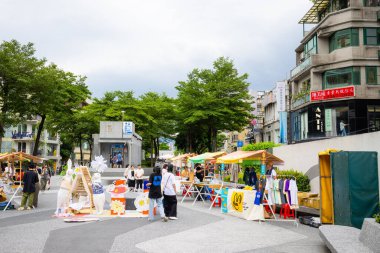 Taipei, Tayvan - 05 Ağustos 2023: Zhongshan ilçesindeki Taipei şehir sokağı