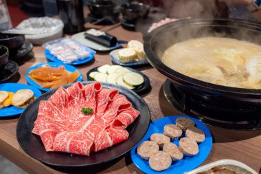 Lokantada taze et ve yiyecek ile güveç.