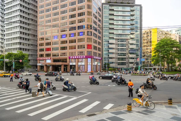 Taiwan Giugno 2023 Gente Attraversa Strada Nella Città Taipei — Foto Stock