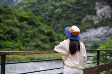 Gezgin kadın Tayvan 'da Hualien Taroko yürüyüşüne gitti. 