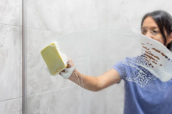 Woman Remove Hard Water Stains Deposits Bathroom — Stock Photo, Image