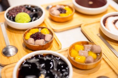 Geleneksel Tayvan Tatlısı esmer şeker jölesi, tatlı patates ve kardan buz yiyen boba.