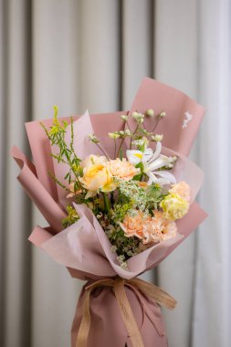 Güllü güzel çiçek buketi