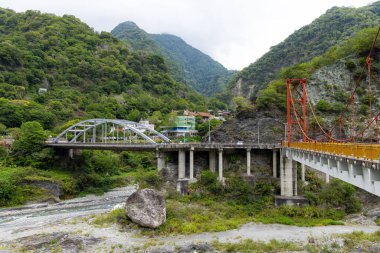 Liwu Nehri Vadisi ve Taroko Ulusal Parkı 'ndaki yüksek dağ yamacı.