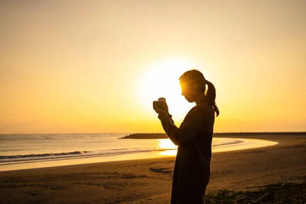 Леди Силуэт Помощью Фотоаппарата Сфотографироваться Пляже — стоковое фото