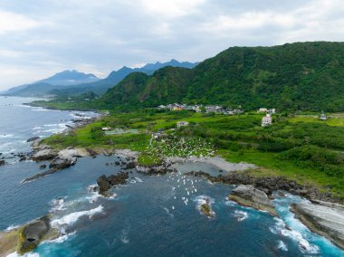 Fengbin Kasabası 'ndaki Tayvan Hualien pirinç tarlası üzerinde uçan İHA Sahil Taşı Basamağı Kayığı Ovası