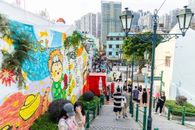 Macau - 02 Temmuz 2023: Taipa 'da Hatıra Sokağı' nda kalabalık