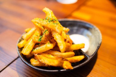 Patates kızartması yemek üzerinde