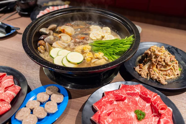 Hotpot Dengan Potongan Daging Segar Dan Makanan Restoran — Stok Foto