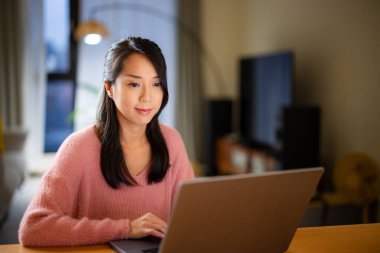 Akşam iş kadın evde dizüstü bilgisayar üzerinde