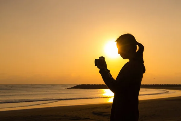 Silueta Mujer Utilizar Cámara Para Tomar Fotos Atardecer Playa — Foto de Stock