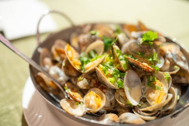 Limon soslu ızgara midye.