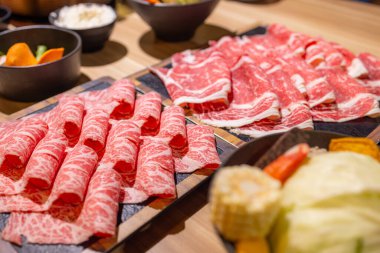 Hot pot restoranında taze çiğ et dilimi.