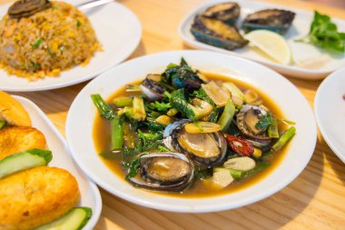 Çin lokantasında istiridye buğulama.