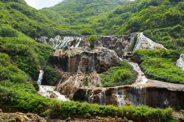 Tayvan 'ın New Taipei şehrinde altın çağlayan Jinguashi