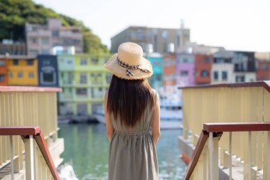 Seyahat eden bir kadın Tayvan 'ın Keelung kentindeki Zhengbin balık limanını ziyaret ediyor.