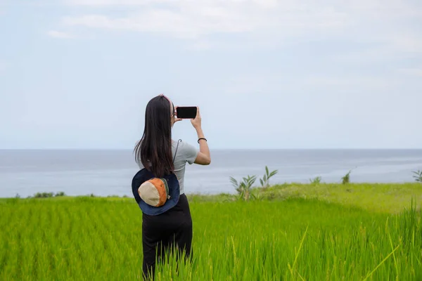 Turista Mujer Utilizar Teléfono Celular Para Tomar Fotos Campo —  Fotos de Stock