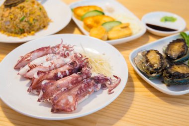 Çin lokantasında buharda pişmiş kalamar.