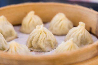 Restoranda Çin usulü çorba ekmeği.