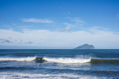 Tayvan 'ın Yilan şehrinde Guishan Adası ile güneşli bir gün.