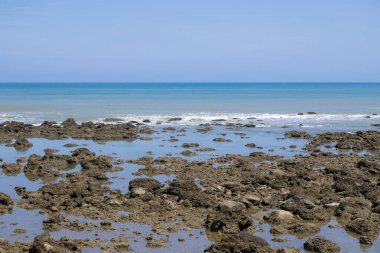 Mavi gökyüzü ile deniz kayalıkları